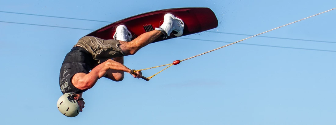 Rider Ronix en una maniobra de cable