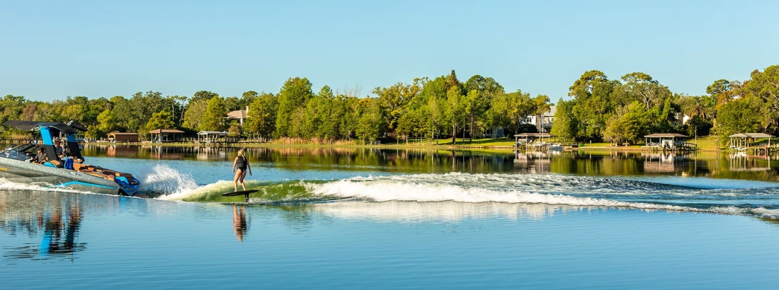 Wakefoil Ronix sobre el agua