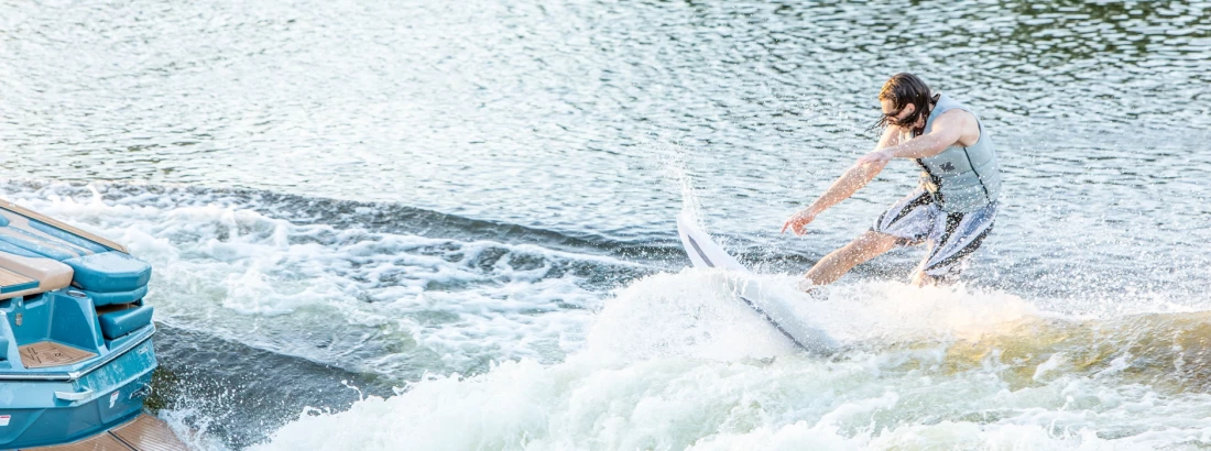 Sesión de wakesurf Ronix en la ola del barco